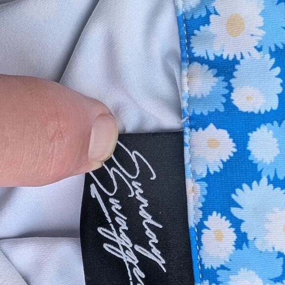 Sunday Swagger Polo Shirt Men’s Medium Blue Daisy Floral Golf Performance Polo - Picture 4 of 7